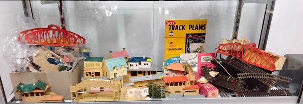 Lot 1391 - MODEL TRAIN INFRASTRUCTURE