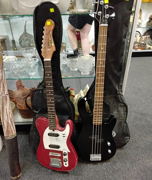 Lot 1330 - GUITARS