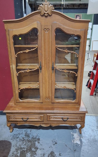 Lot 186 - DISPLAY CABINET