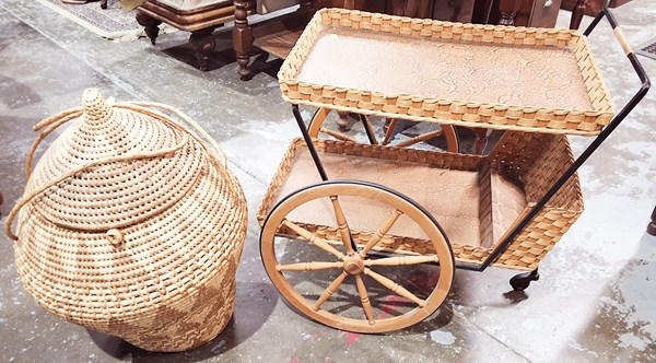 Lot 114 - CANE DECOR