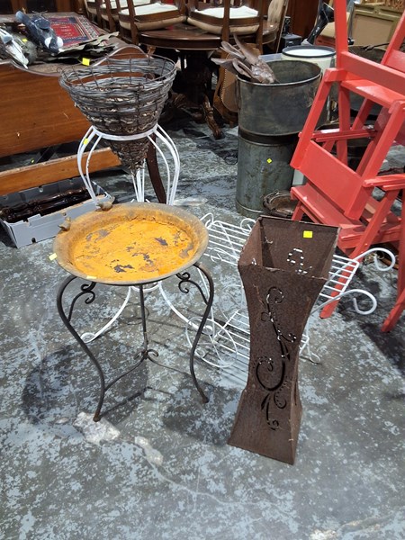 Lot 266 - GARDEN ACCESSORIES
