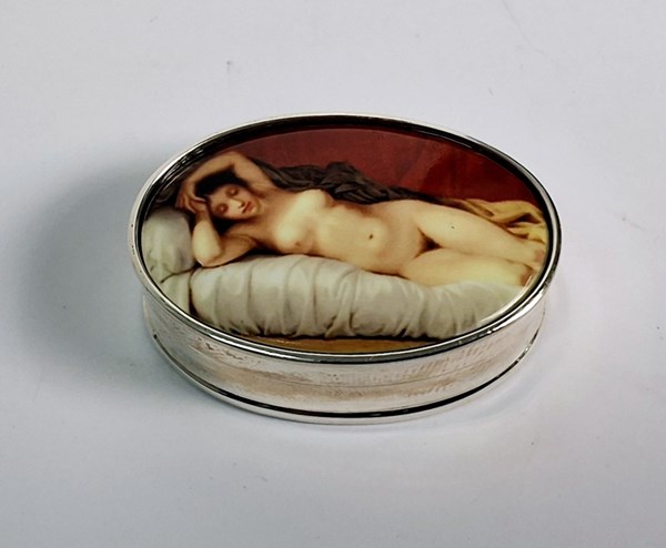 Lot 1023 - SILVER PILL BOX
