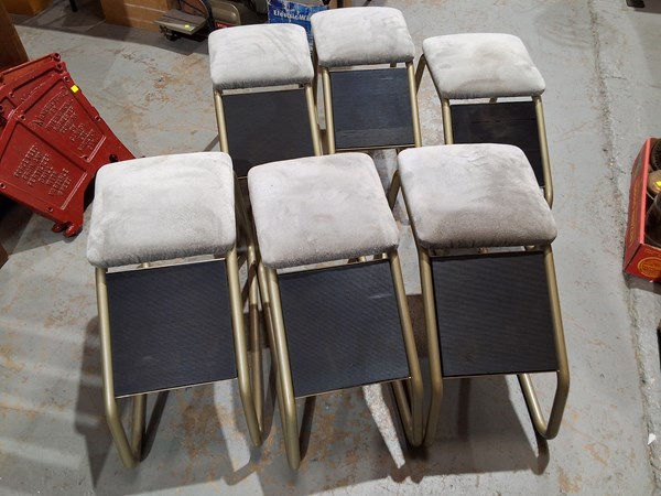 Lot 272 - STOOLS