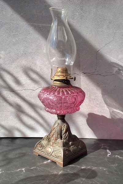 Lot 1166 - KEROSENE LAMP