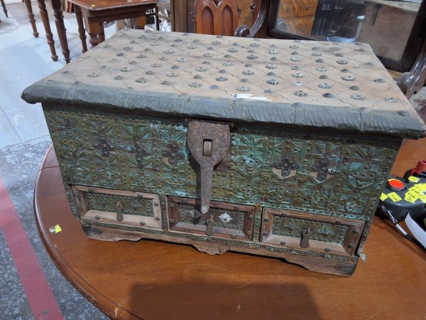 Lot 201 - CHEST