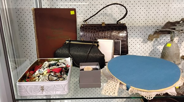 Lot 1319 - LADIES REQUISITES