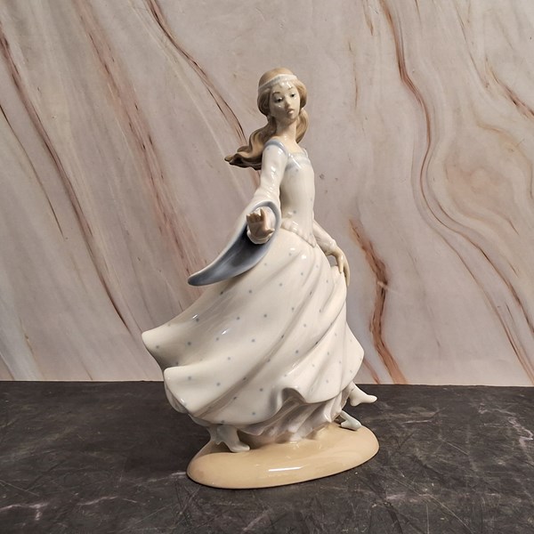 Lot 1180 - LLADRÓ FIGURE