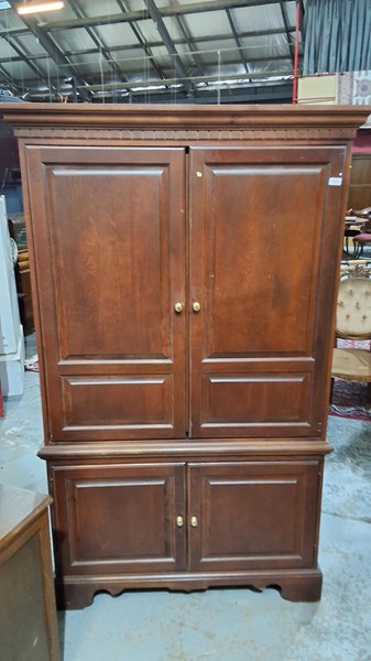 Lot 252 - TV CABINET