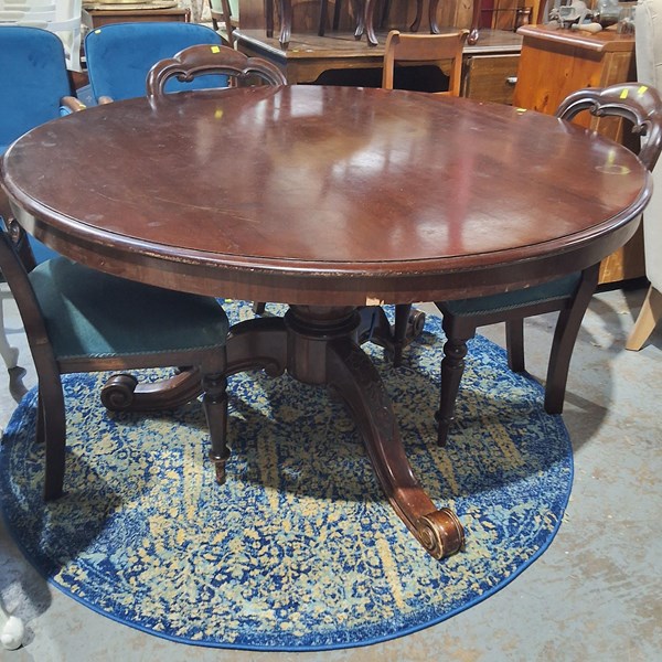 Lot 373 - DINING TABLE