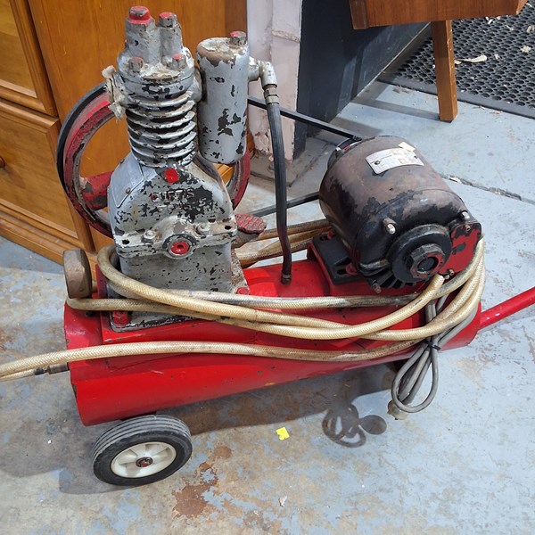 Lot 267 - COMPRESSOR
