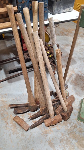 Lot 449 - GARDEN TOOLS
