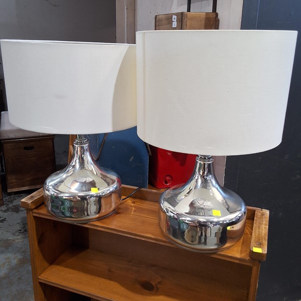 Lot 13 - TABLE LAMPS