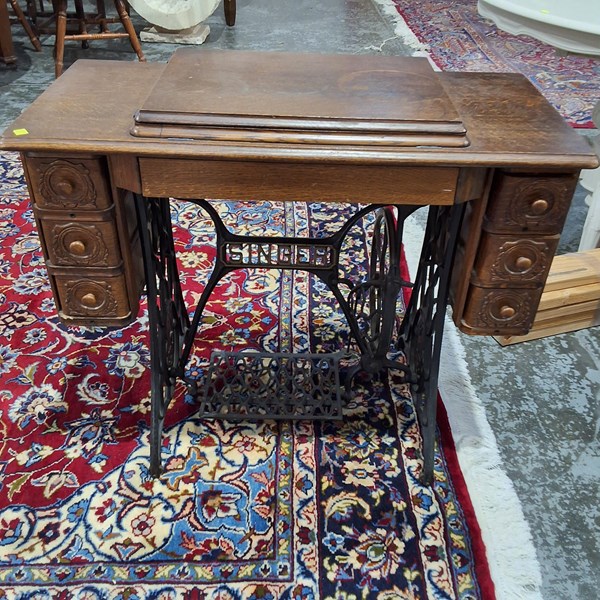 Lot 172 - SEWING MACHINE