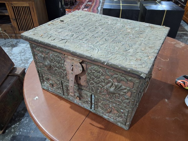 Lot 95 - CHEST