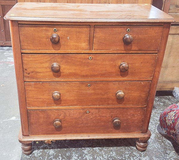 Lot 34 - CHEST OF DRAWERS