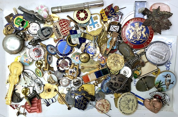 Lot 1083 - BADGES