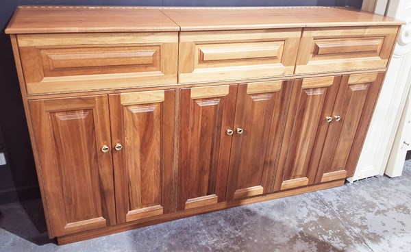 Lot 147 - BESPOKE ENTERTAINMENT CABINET