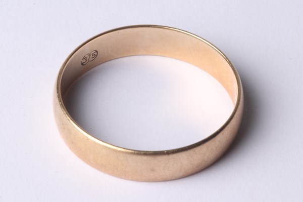 Lot 1003 - GOLD RING
