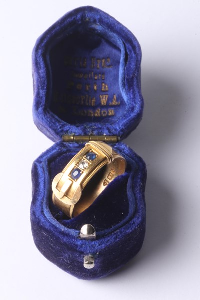 Lot 1011 - GOLD BUCKLE RING