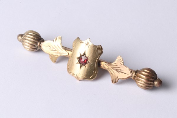 Lot 1051 - GOLD BROOCH