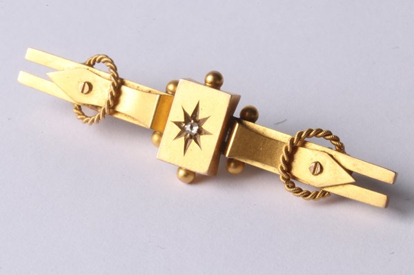 Lot 1007 - GOLD BROOCH