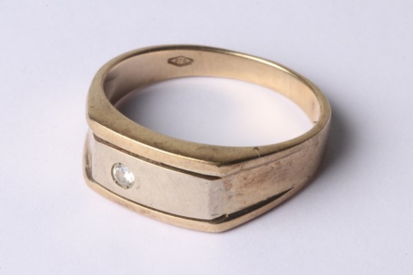 Lot 1001 - GOLD RING