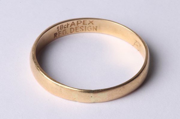 Lot 1014 - GOLD RING