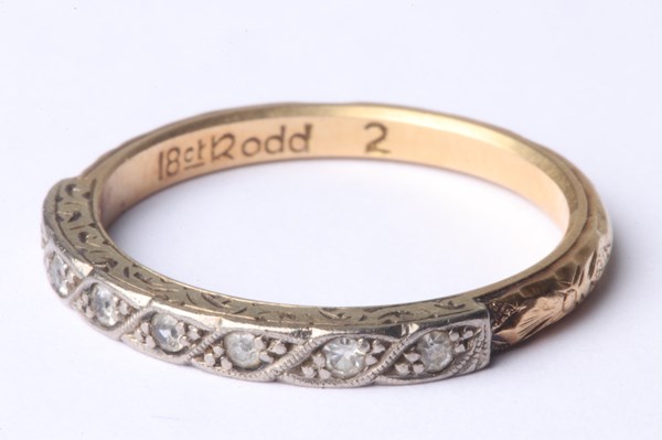 Lot 1012 - GOLD RING