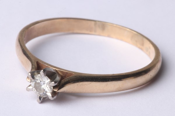 Lot 1006 - GOLD RING