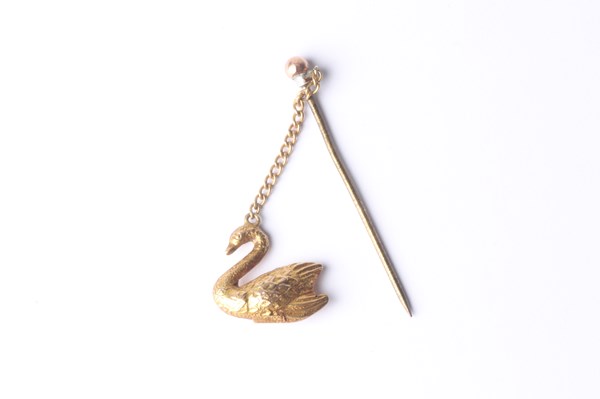 Lot 1002 - GOLD STICK PIN