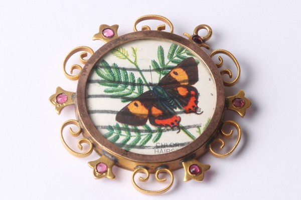 Lot 1048 - GOLD PHOTO PENDANT