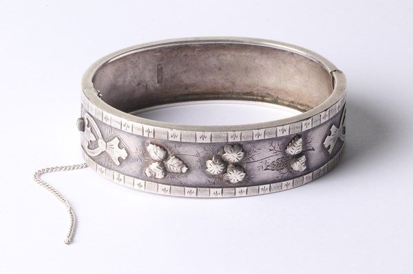 Lot 1053 - SILVER BANGLE