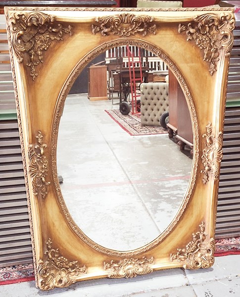 Lot 33 - WALL MIRROR