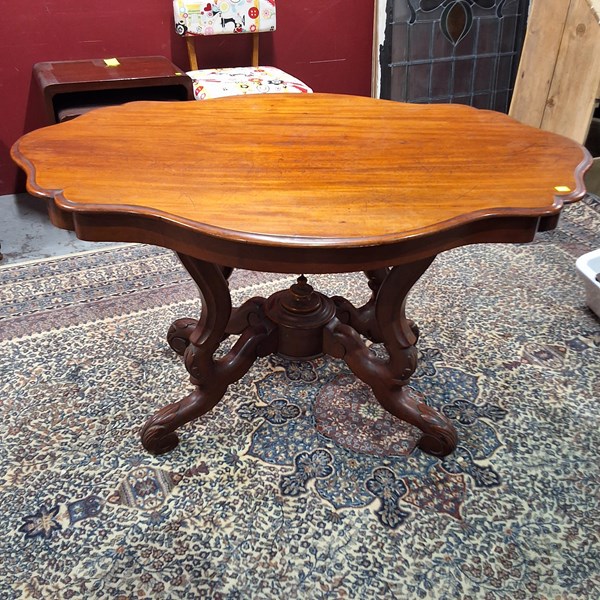 Lot 130 - SALON TABLE