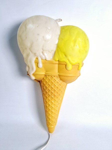 Lot 1109 - LIGHT UP ICE CREAM