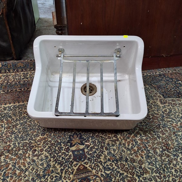 Lot 384 - LAUNDRY SINK