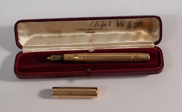 Lot 1064 - VINTAGE FOUNTAIN PEN