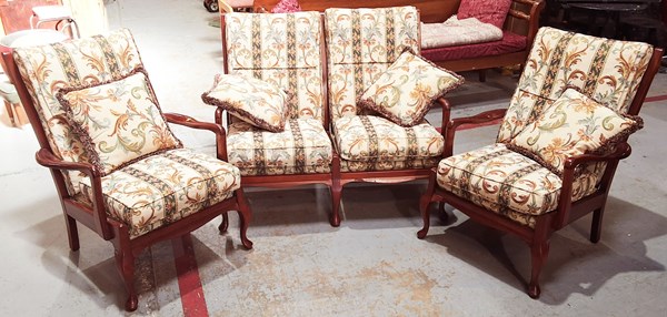 Lot 310 - LOUNGE SUITE