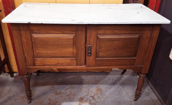 Lot 253 - WASH STAND