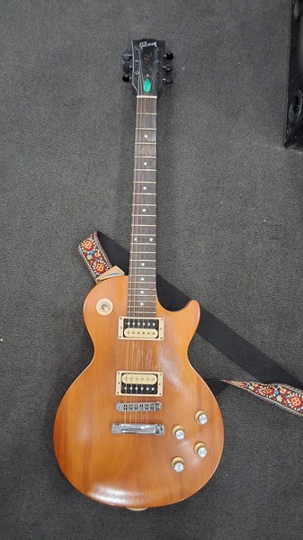 Lot 1207 - GIBSON LES PAUL GUITAR