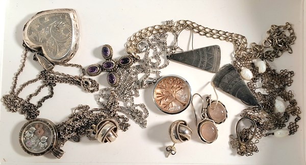 Lot 1035 - JEWELLERY