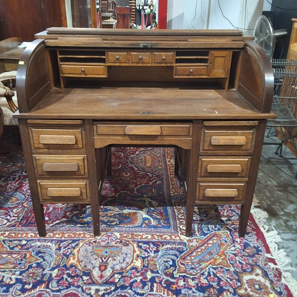 Lot 150 - DESK