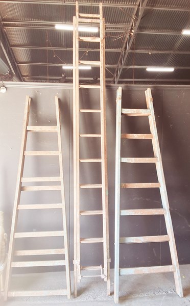 Lot 416 - LADDERS