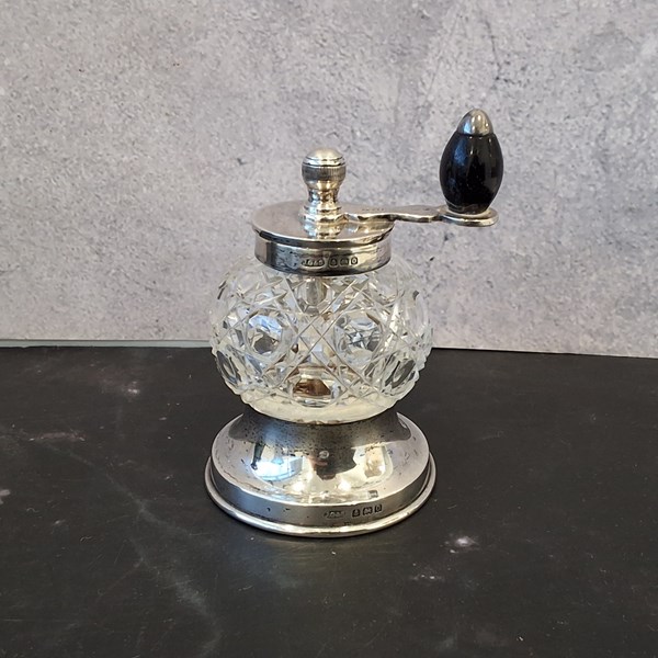 Lot 1057 - PEPPER MILL