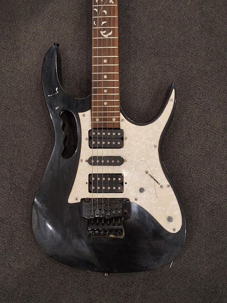 Lot 1213 - IBANEZ GUITAR