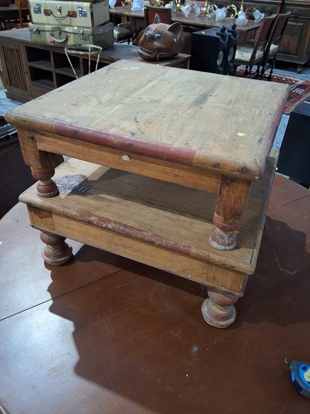 Lot 394 - TABLES