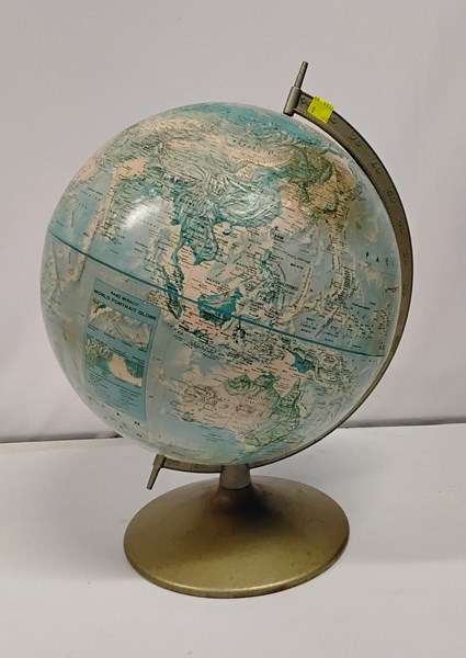 Lot 1306 - WORLD GLOBE