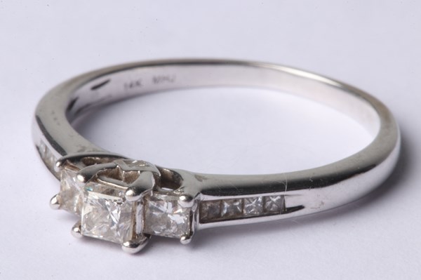Lot 1009 - GOLD RING