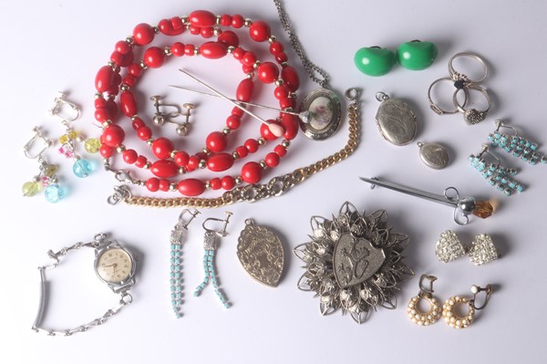 Lot 1038 - JEWELLERY
