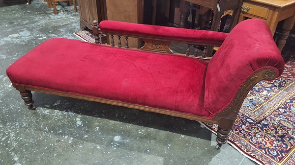 Lot 11 - CHAISE LONGUE